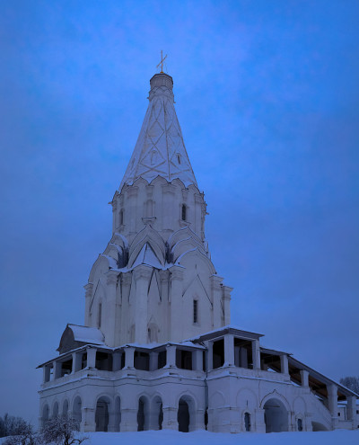 降雪后的阿森松教堂冬季景观，Kolomenskoye，莫斯科，俄罗斯