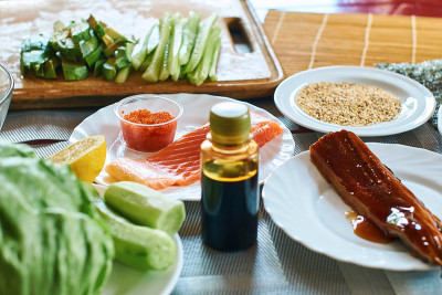 自制寿司卷准备。传统配料产品食品在家庭厨房桌上随时准备就绪。亚洲食物的背景。