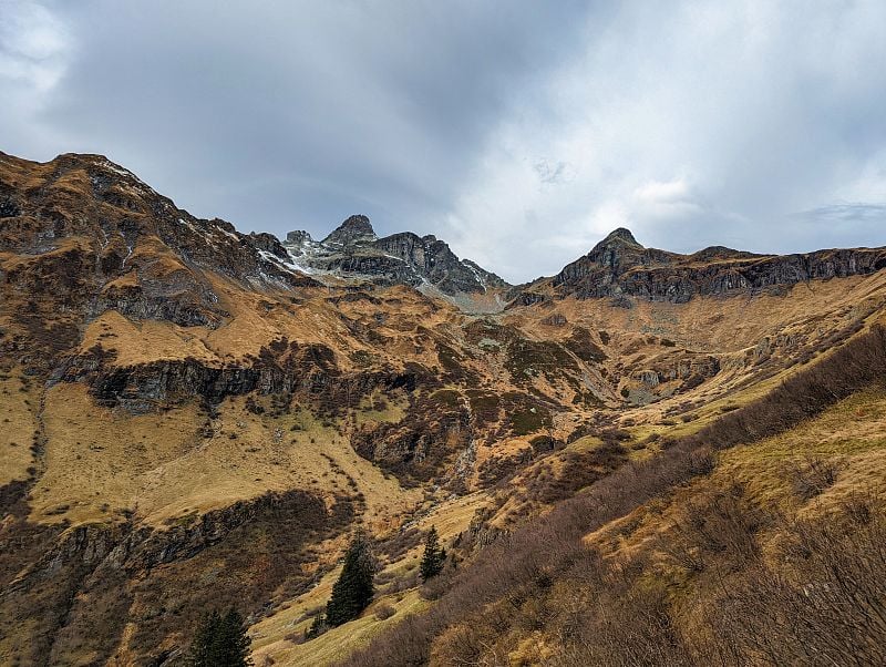 在瑞士的夏普山上登山。在山上进行极限运动。在秋天爬山