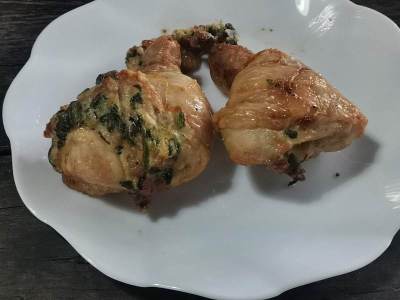 白盘子里塞满鸡肉