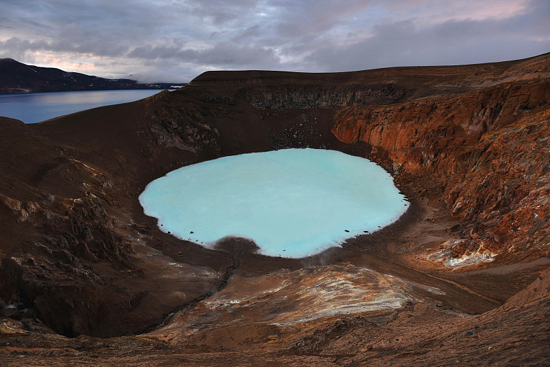 维提火山口和阿斯加火山口的地热湖在午夜的灯光下，奥斯朱瓦特湖为背景