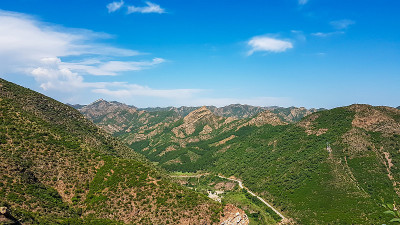 呼和浩特——内蒙古大庆市山的全景。无尽的山脉。山坡上长满了草