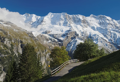 穆伦和阿尔门胡贝尔之间壮观的山景(Berner Oberland，瑞士)