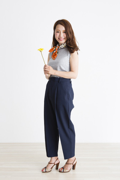 手持鲜花的女人