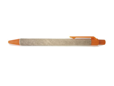 可回收，可生物降解纸板笔与按钮和橙色剪辑孤立在白色背景。生态笔理想与个性化的公司