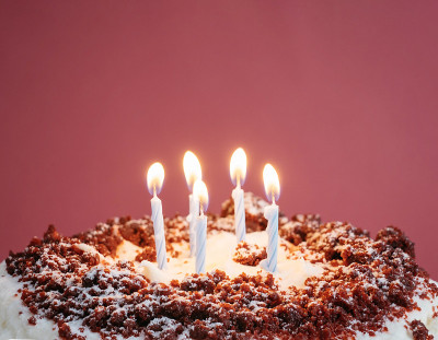 “红丝绒”生日蛋糕，上面有红色的糖屑。