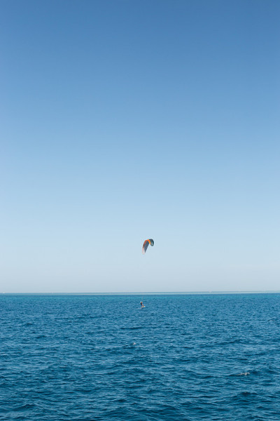 风筝冲浪者在公海上带着降落伞