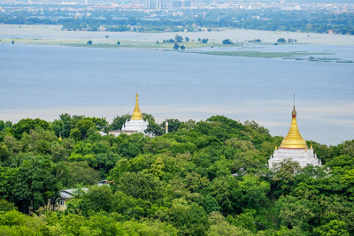 曼德勒城的鸟瞰图，寺庙，金塔，伊洛瓦底江和萨皆山的桥梁。是缅甸著名的旅游景点