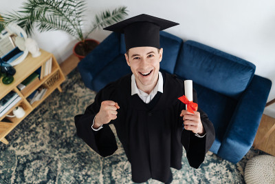 白种年轻人非常兴奋地接受他的学士学位