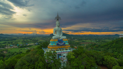 日落在Wat Nong hai大佛