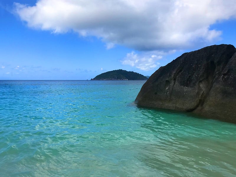 大海，阳光和天空在美丽的海滩泰国，斯米兰群岛