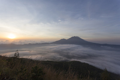 从巴图尔火山在巴厘岛上观看