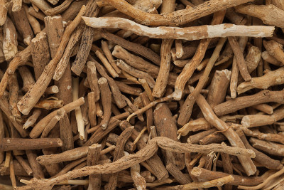 有机Ashwagandha (Withania somnifera)根的背景纹理。