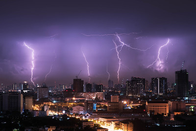 紫光雷暴笼罩着城市