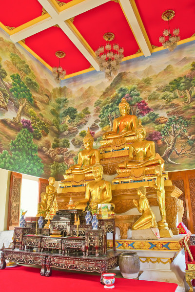 主佛像在寺庙里