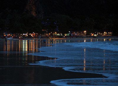 有灯光的海岸夜景
