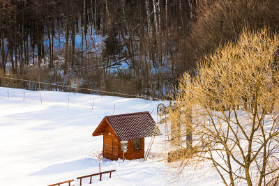 小木屋位于雪山地形中。