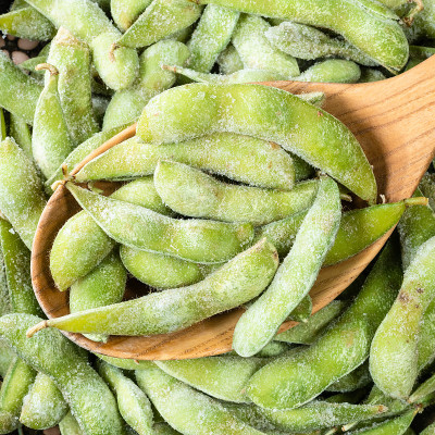 毛豆未成熟的大豆在豆荚勺子特写