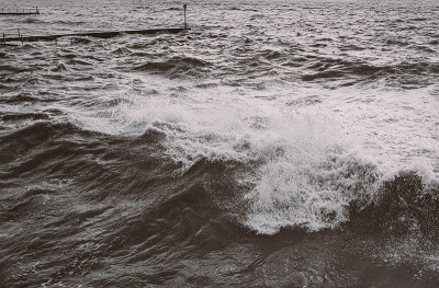 在拉姆斯盖特西悬崖海滩上，在涨潮的暴风雨天，海浪过早地破浪。