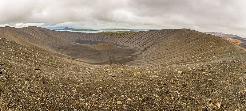 冰岛Hverfjall火山口的全景照片在夏天白天