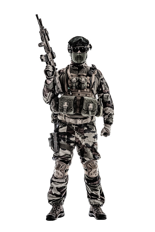 法国伞兵带着武器