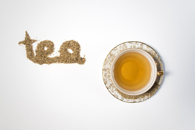 装有金饰的茶杯和盘子，里面装满了茶叶