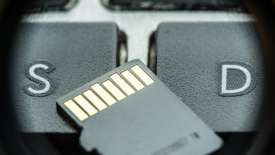 黑色的micro sd卡上有金色的触点，钥匙上有字母S和字母D