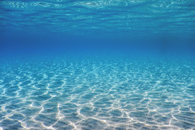 水下蓝色海洋，沙海底水下背景
