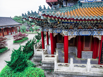 中国湖南张家界天门山山顶的佛教寺庙，有丰富多彩的装饰细节