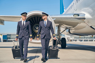 两名航空公司男飞行员和他们的行李