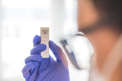 年轻的生物学家或药剂师正在进行covid-19或冠状病毒抗原测试