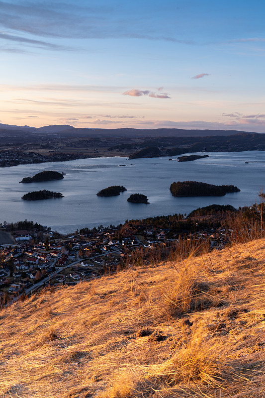 Steinsfjorden，挪威的一个分支Tyrifjorden湖位于巴斯克鲁德。Kongens U