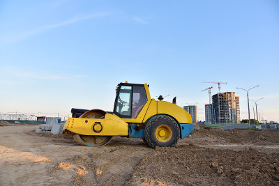 振动压路机用于平整施工现场地面。施工道路振动单缸压路机
