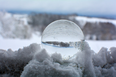 深雪中的玻璃球