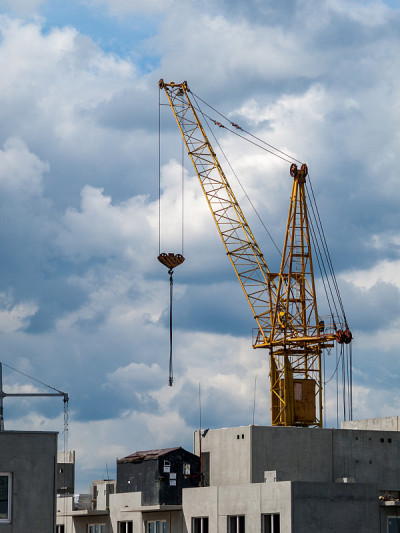 建筑起重机适用于公寓楼、新楼的建设，改造和现代化，改善城市