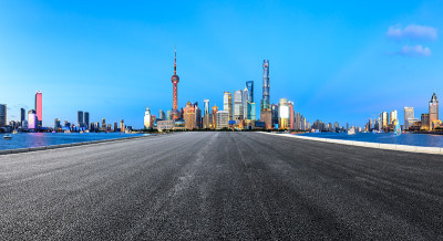 空荡荡的柏油路穿过上海商业区