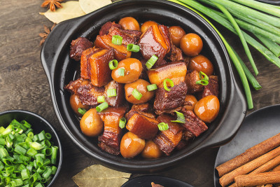 鹌鹑蛋炖五花肉(中国菜)