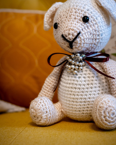 Amigurumi坐在沙发上编织玩具动物