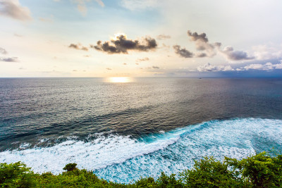 美丽的风景日落Pura Uluwatu悬崖，巴厘岛，印度尼西亚。
