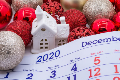 玩具屋和2021年的日历。红色的圣诞玩具。2021年日历和新年气球。