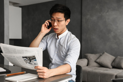 情绪化的年轻亚洲人打电话