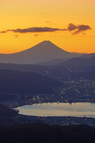 日本长野的富士山和须和子湖景色