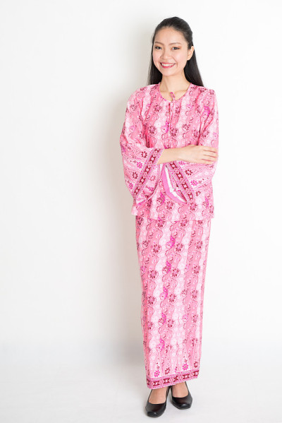亚洲女孩的肖像在粉红色蜡染衣服