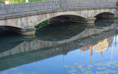 Nivernais运河穿过小镇，倒影在桥的水中，Clamecy Nièvre Bourgogne F