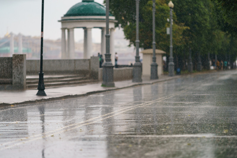 暴风雨中的莫斯科公园