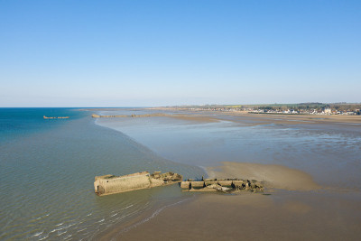 在欧洲的阿斯内尔斯，在法国的诺曼底，在Arromanches les bains，在夏天，在一个阳光