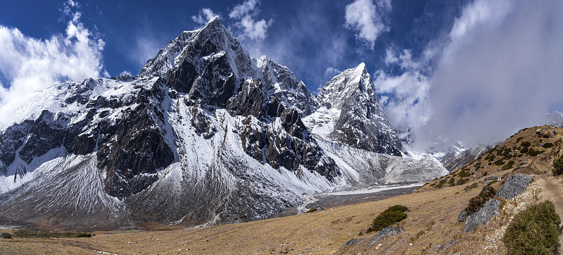 珠穆朗玛峰基地营地徒步乔拉茨峰和费里切山谷全景。喜马拉雅山脉。去尼泊尔旅游