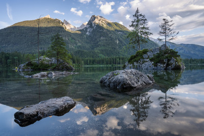 内陆湖与倒影的瓦兹曼山峰。拉姆索贝希特斯加登巴伐利亚，德国，欧洲