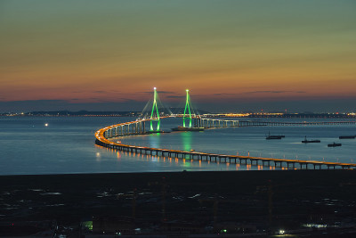 韩国仁川大桥的夜景
