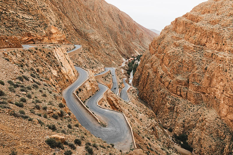 曲线蜿蜒的风路爸爸峡谷山峡谷。摩洛哥著名旅游地标，R704路。鸟瞰图。